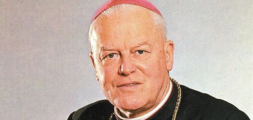 Bischof Bruno Wechner - Porträt - sitzend - farbe
