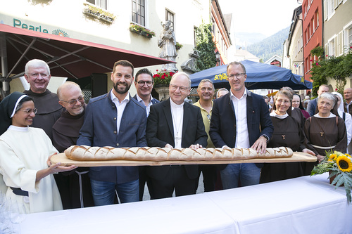 Bludenz am 8.9.2023  Eroeffnung des 27. Klostermarktes in der Alpenstadt Bludenz, Reden von LR Christian Gantner, Bgm. Simon Tschann Pfarrer und Bischof Benno Elbs. 22 Kloester stellen mit 24 Staenden aus und praesentieren ihre Produkte, Koestlichkei
